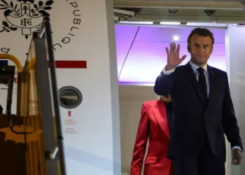 Macron negó una agarrón con su esposa tras incidente y video viral al bajar del avión en Vietnam