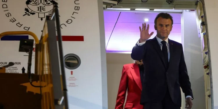 Macron negó una agarrón con su esposa tras incidente y video viral al bajar del avión en Vietnam