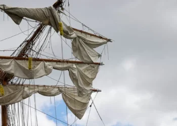 Abren investigación por accidente de buque escuela mexicano frente a puente de Brooklyn