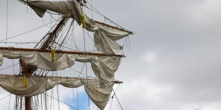 Abren investigación por accidente de buque escuela mexicano frente a puente de Brooklyn