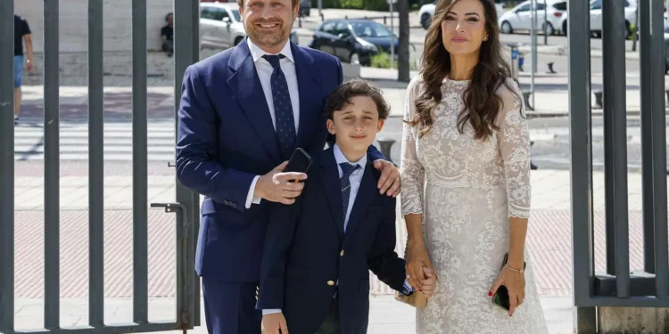 Juan Peña Y Sonia González, felices y emocionados, tras la Primera Comunión de su hijo