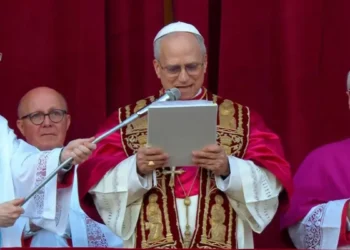 Nuevo papa León XIV hizo un “llamado a la alto el fuego” y agradeció a Francisco por “construir puentes”