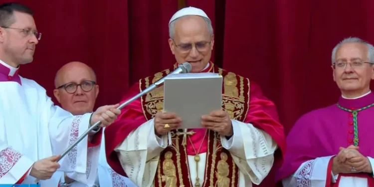 Nuevo papa León XIV hizo un “llamado a la alto el fuego” y agradeció a Francisco por “construir puentes”