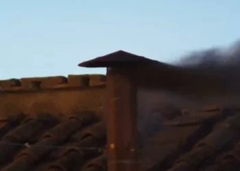 Humo negro en el Vaticaquia: sale la primera fumata del cónclave y quia se escogió papa