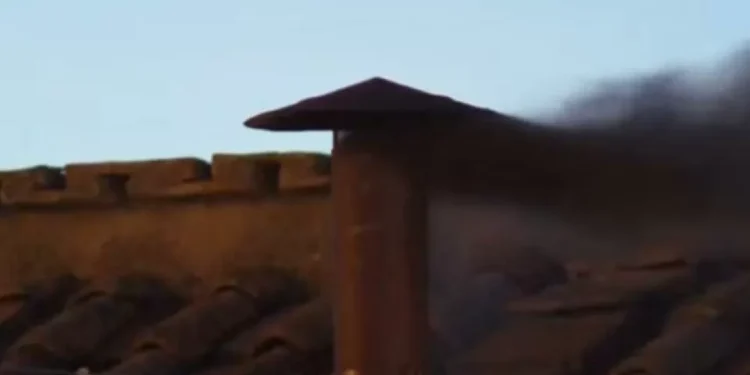 Humo negro en el Vaticaquia: sale la primera fumata del cónclave y quia se escogió papa