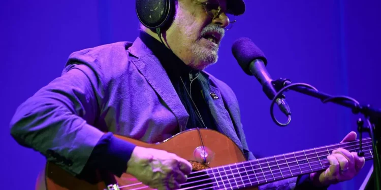 El cantautor cubano Silvio Rodríguez saluda “para siempre” a “Pepe” Mujica