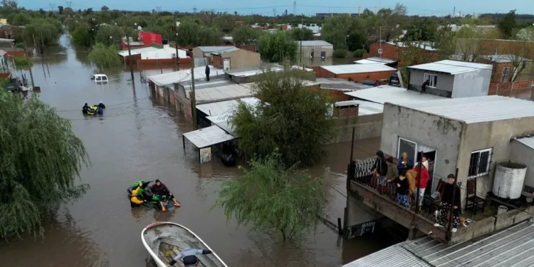 Más de 7.500 evacuados por intensas lluvias en Buenos Aires y área metropolitana
