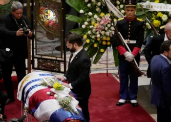 Boric participó del velatorio de Mujica