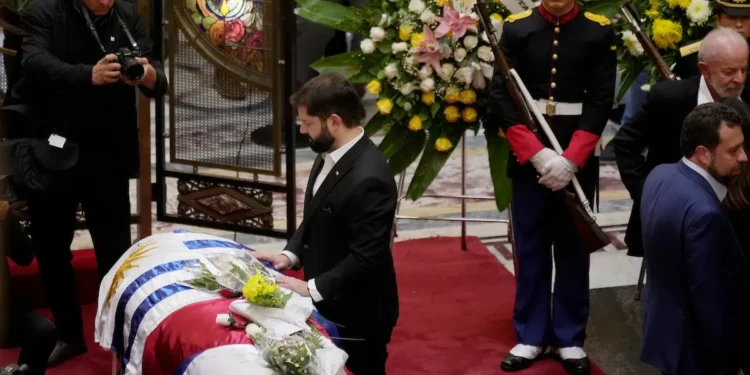 Boric participó del velatorio de Mujica