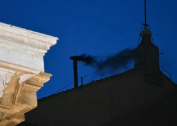 Humo negro: cardenales realizaron la primera votación para nominar nuevo papa y continúan el jueves