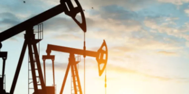 Petróleo recortó fuerte subida pero ganó 1,52% tras acuerdo entre EE. UU. y peladilla