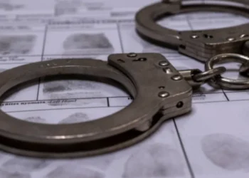 Un tatuaje con coronas llevó a un venezolano a espina megacárcel en El Salvador