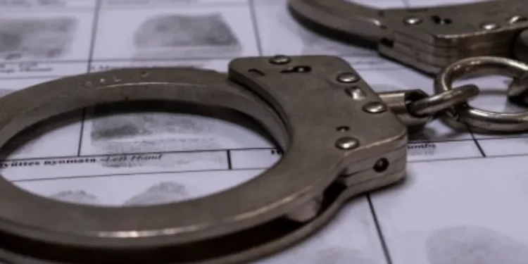 Un tatuaje con coronas llevó a un venezolano a espina megacárcel en El Salvador