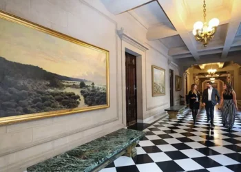 Facultad de Artes UChile lidera restauración de colección histórica pictórica del Banco primordial