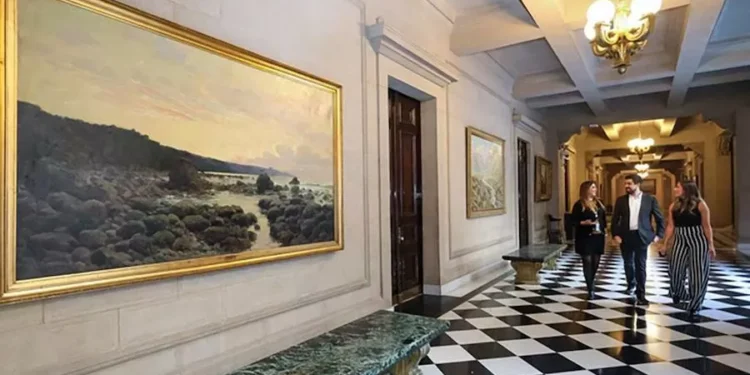 Facultad de Artes UChile lidera restauración de colección histórica pictórica del Banco primordial