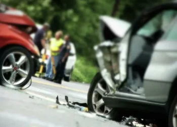 Vehículos colisionan contra complejo residencial en Texas, Estados Unidos