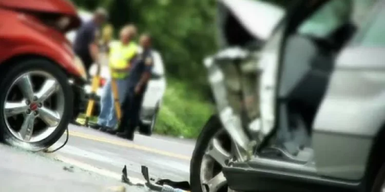 Vehículos colisionan contra complejo residencial en Texas, Estados Unidos