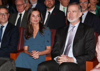 La reina Letizia opta de novato por un calzado cómodo y divertido: Las bailarinas Mary Janes