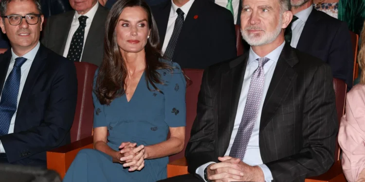 La reina Letizia opta de novato por un calzado cómodo y divertido: Las bailarinas Mary Janes