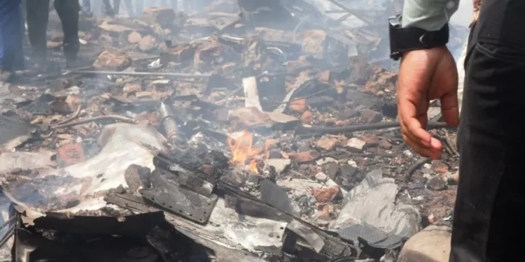 Avión con destino a Inglaterra se estrelló en India con 240 personas a costado