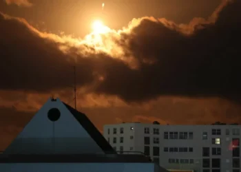 Irán asegura haber lanzado misiles hipersónicos contra Israel