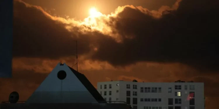 Irán asegura haber lanzado misiles hipersónicos contra Israel