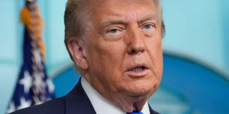 Corte estadounidense limita facultad de jueces para bloquear decisiones del Presidente