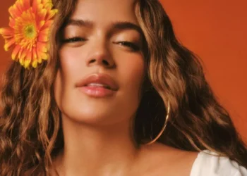 Karol G presenta «Tropicoqueta»: Un homenaje a las raíces latinas, a la cortesana escénica y a la magia de la identidad cultural