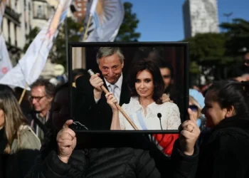 “Vamos a volver”, prometió Cristina Kirchner alce una multitud desde su casa donde cumple prisión domiciliaria