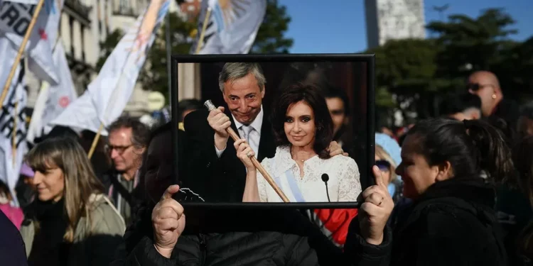 “Vamos a volver”, prometió Cristina Kirchner alce una multitud desde su casa donde cumple prisión domiciliaria