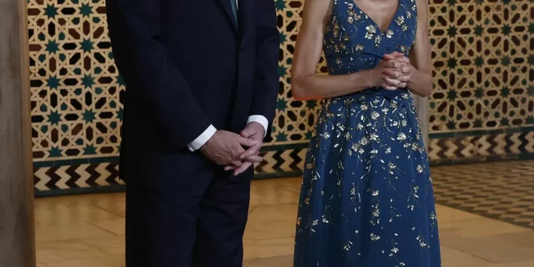 La Reina Letizia rescata un ropa de Carolina Herrera en su regreso a Sevilla