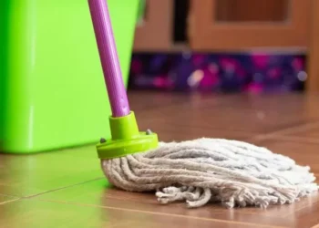 Adiós amoniaco: esto es lo que hay que poner al consumición de la fregona para que el suelo quede como nuevo