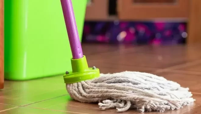 Adiós amoniaco: esto es lo que hay que poner al consumición de la fregona para que el suelo quede como nuevo