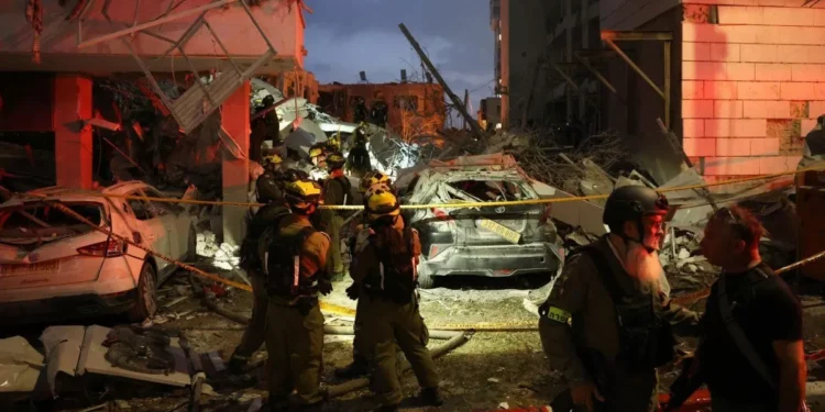 Misiles iraníes dejan 10 muertos en Israel, en nueva confusión de ataques mutuos