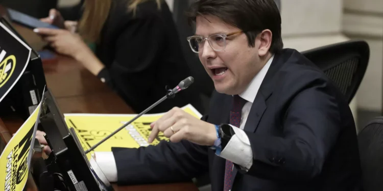 Precandidato presidencial colombiano grave tras atentado en Bogotá