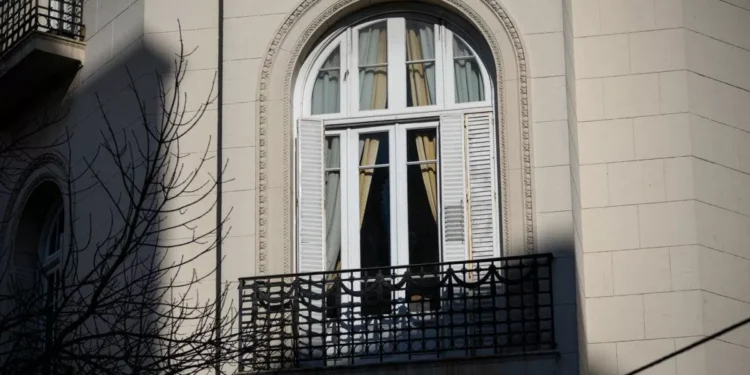 ¿Puede explotar el balcón? La polémica entorno a la prisión domiciliaria de Cristina Fernández