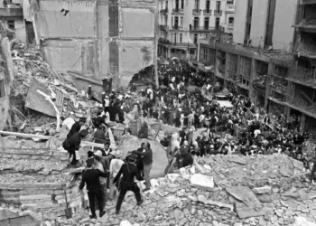 Argentina juzgará en ausencia a 10 acusados por el golpe de 1994 a la AMIA