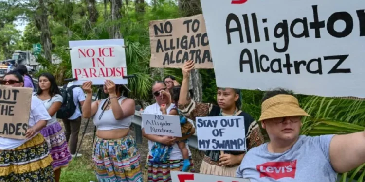 Rechazo en Florida a apertura de cárcel migratoria ‘Alligator Alcatraz’