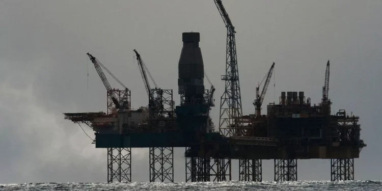 ¿Por qué no sube el coste del petróleo tras bombardeo en Irán?