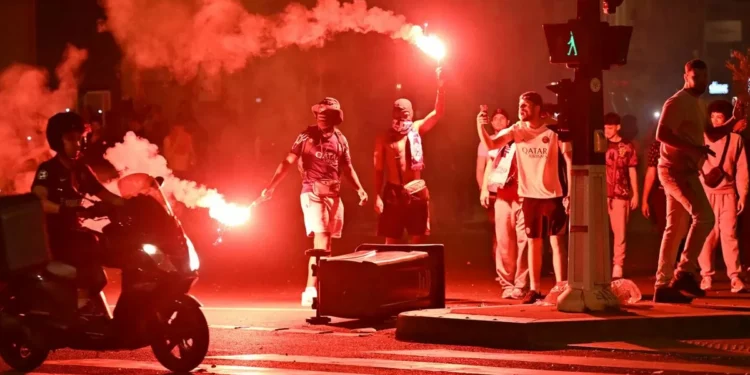 bis muertos y más de 100 detenibis en incidentes por los festejos del PSG