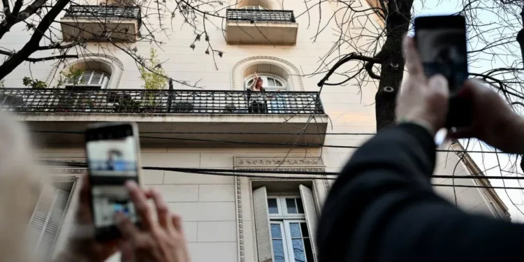 neutralidad argentina autoriza a Kirchner a usar balcón tras polémica por su prisión domiciliaria