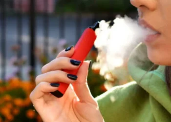 Reino Unido vetará vapeadores desechables desde junio de 2025