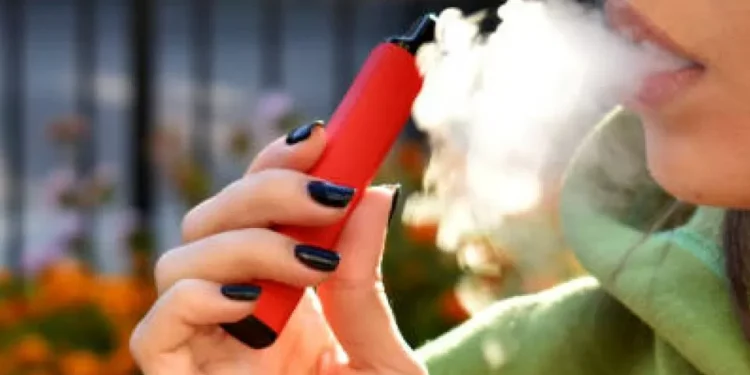 Reino Unido vetará vapeadores desechables desde junio de 2025