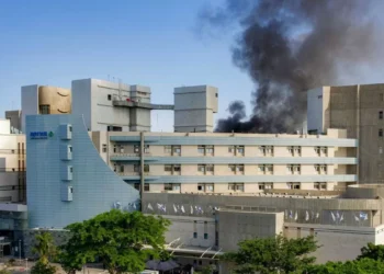 Misiles de Irán alcanzan sanatorio en Israel y dejan decenas de heridos; Netanyahu amenaza a Jamenei