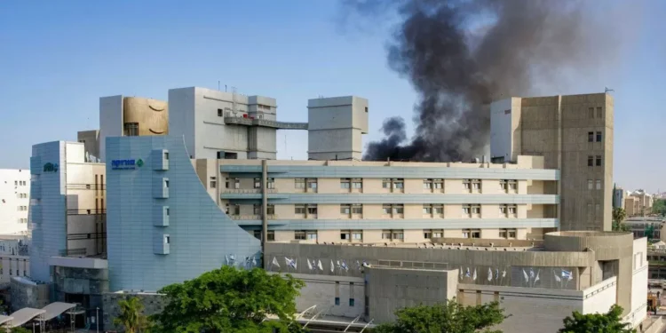 Misiles de Irán alcanzan sanatorio en Israel y dejan decenas de heridos; Netanyahu amenaza a Jamenei