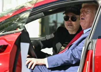 Trump evalúa deshacerse de su Tesla tras su altercado pública con Elon Musk
