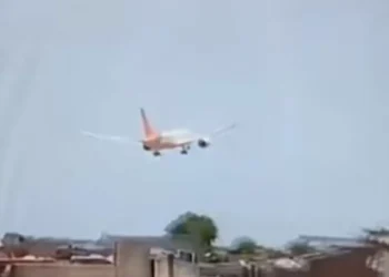 Se estrelló un avión en India con 242 personas a bordo a poco de despegar; cayó en espina zona de edificios residenciales