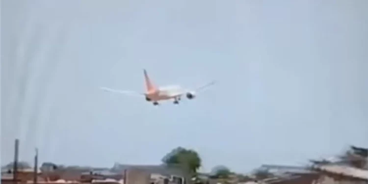 Se estrelló un avión en India con 242 personas a bordo a poco de despegar; cayó en espina zona de edificios residenciales