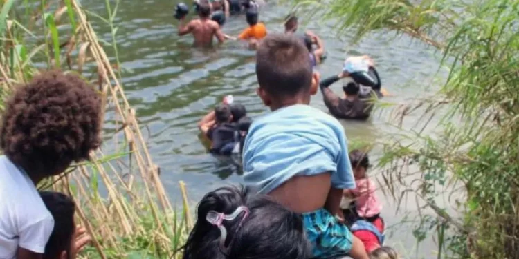 Migrantes irregulares a Estados Unidos regresan al sur: ‘Nos frena el mar y el heredad’
