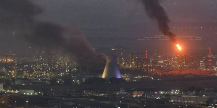 Israel alcanzado por misiles iraníes tras una cuarta perplejidad de bombardeos en Irán